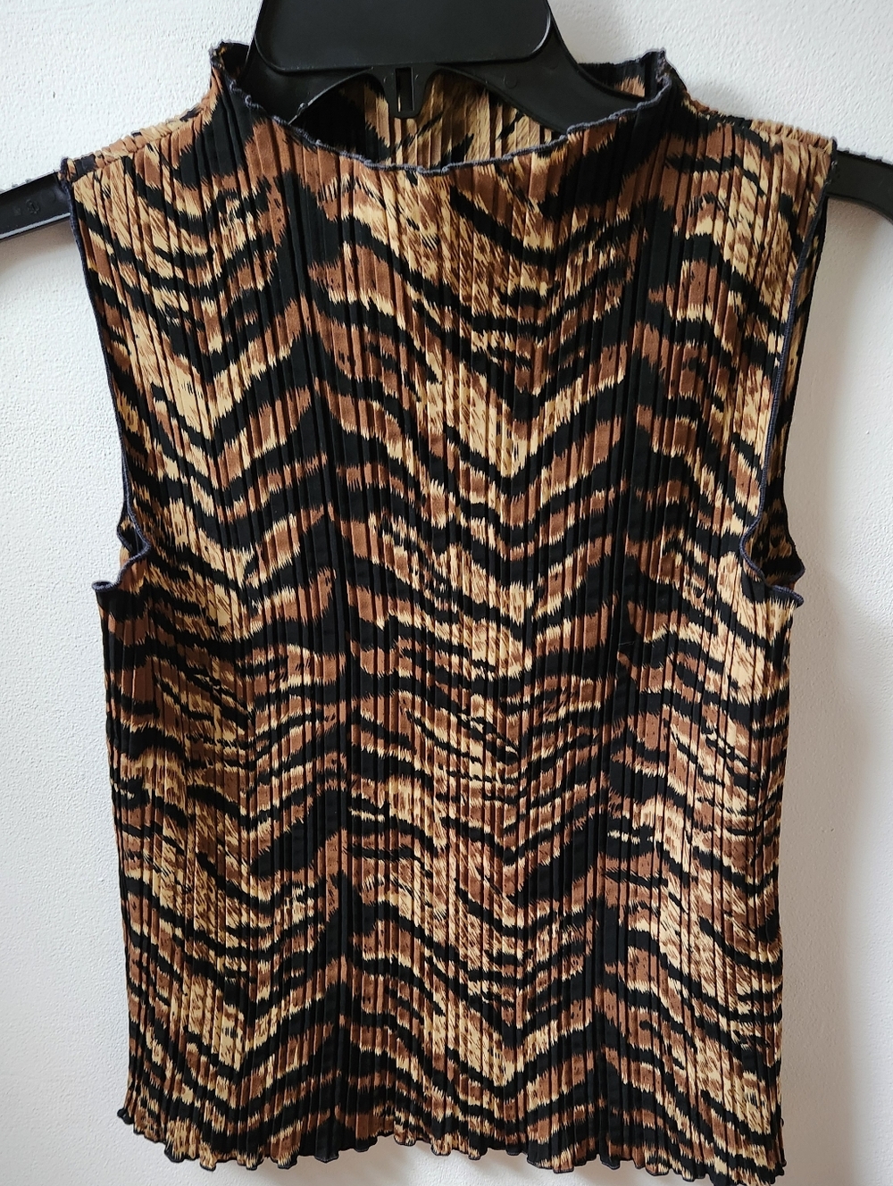 Sleeveless Tiger Print Pleated Top - Black & Tan